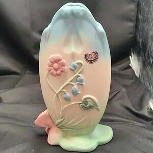 Beautiful vintage hull art b-9 8 and 1/2 in floral pastel vase